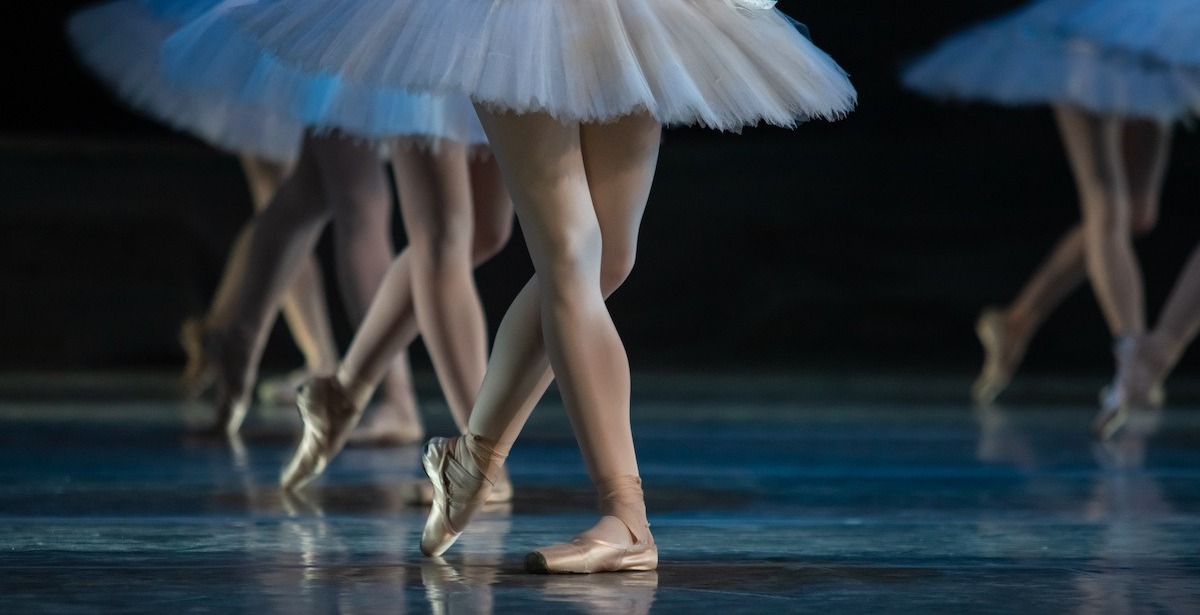 Ballet dancer with pointe shoes on